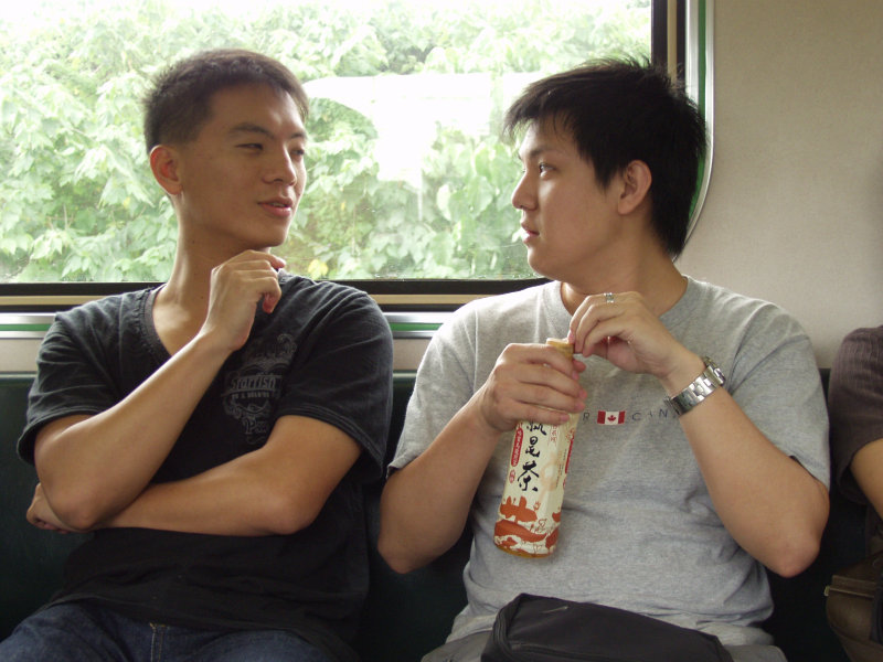 鐵道人文電車-區間車對話的旅客20070602