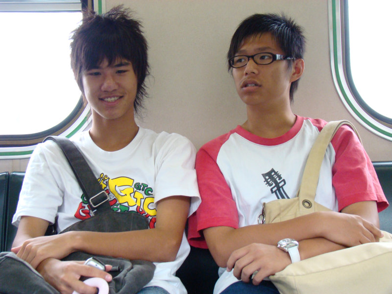 鐵道人文電車-區間車對話的旅客20070610