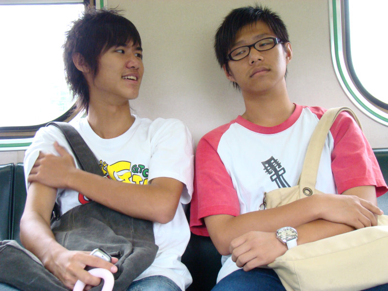 鐵道人文電車-區間車對話的旅客20070610