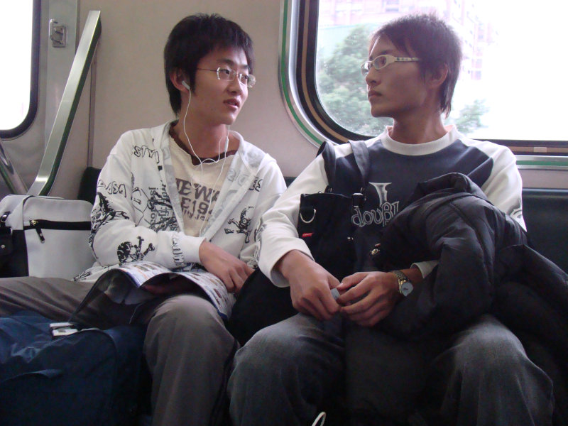 鐵道人文電車-區間車對話的旅客20081116