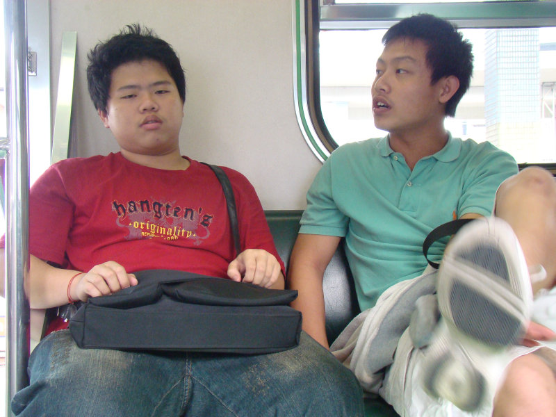 鐵道人文電車-區間車對話的旅客20090509