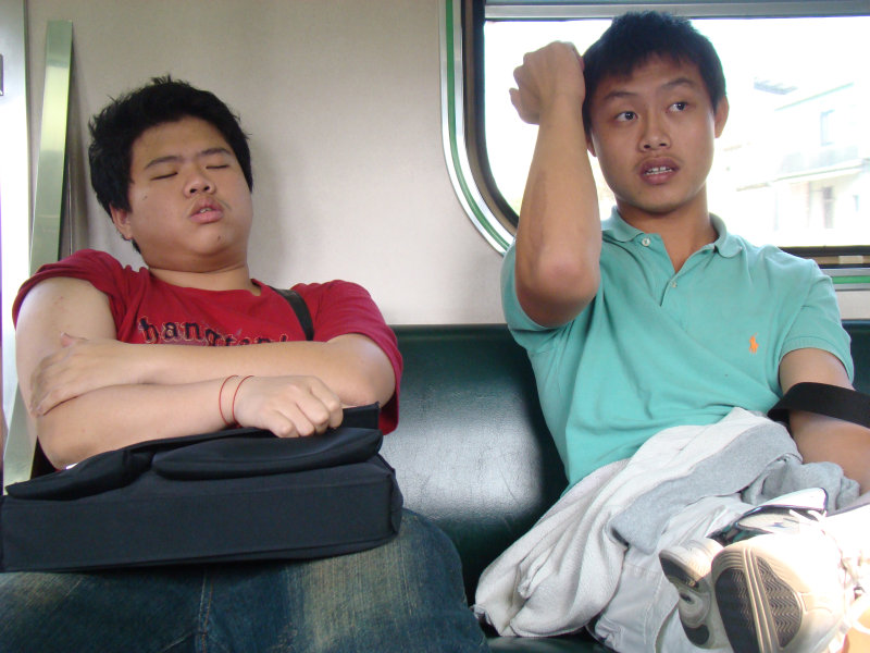 鐵道人文電車-區間車對話的旅客20090509