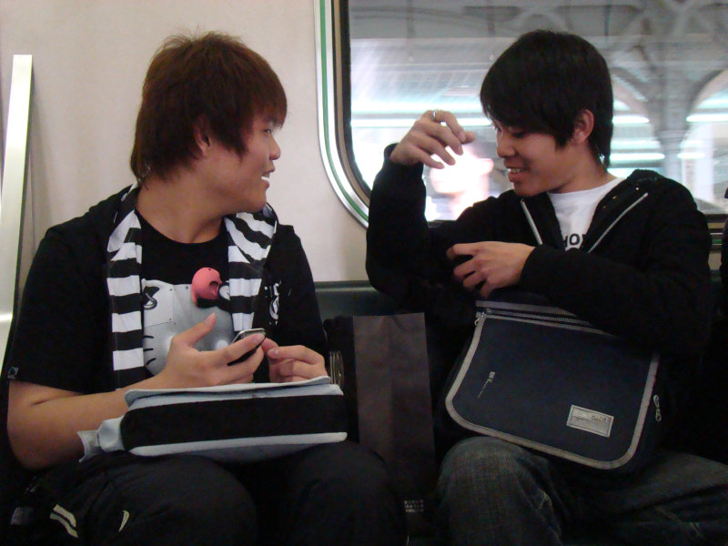 鐵道人文電車-區間車交談的旅客2009