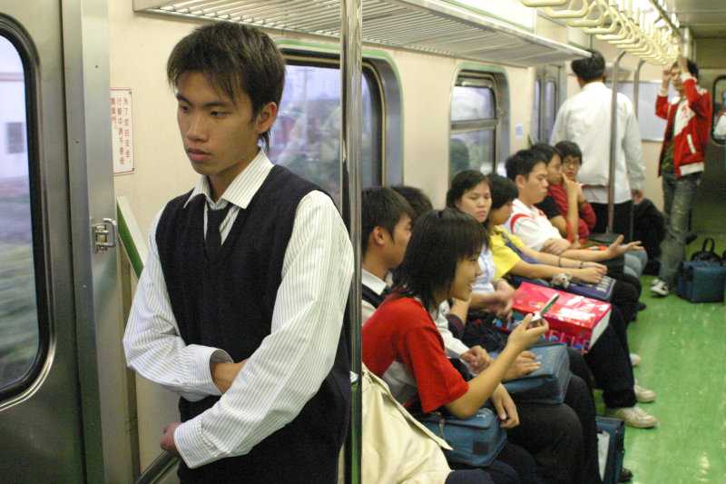 鐵道人文電車-區間車站車門的旅客