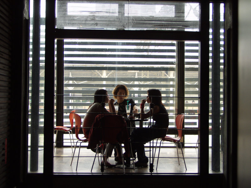 台中20號倉庫藝術特區藝術村2000年至2003年橘園經營時期咖啡廳人物剪影攝影照片14