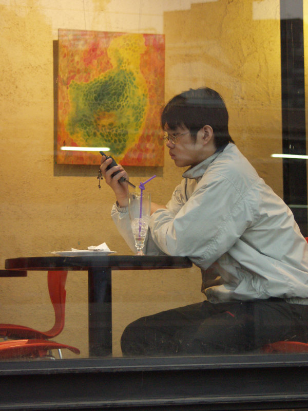 台中20號倉庫藝術特區藝術村2000年至2003年橘園經營時期咖啡廳攝影拍照聊天表情-手機與藝術品-2002-03-10攝影照片2
