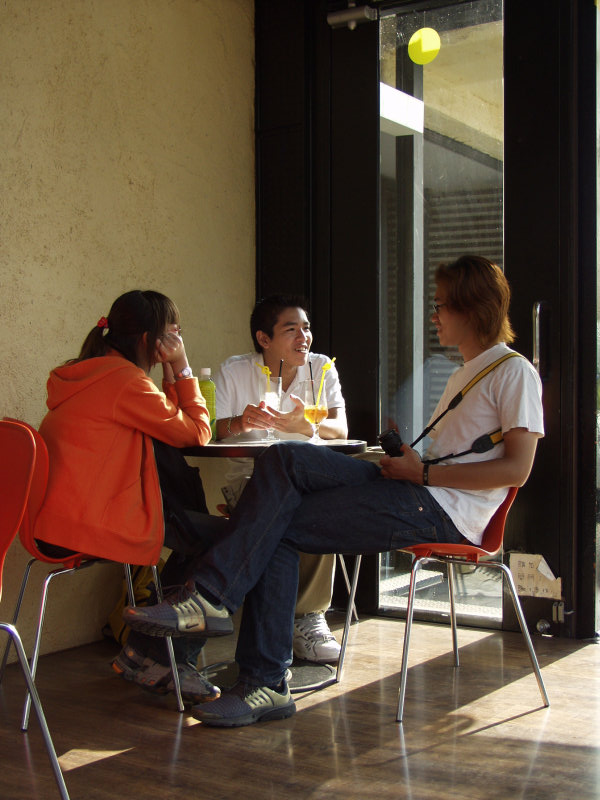 台中20號倉庫藝術特區藝術村2000年至2003年橘園經營時期咖啡廳攝影拍照聊天表情2002-01-05攝影照片1
