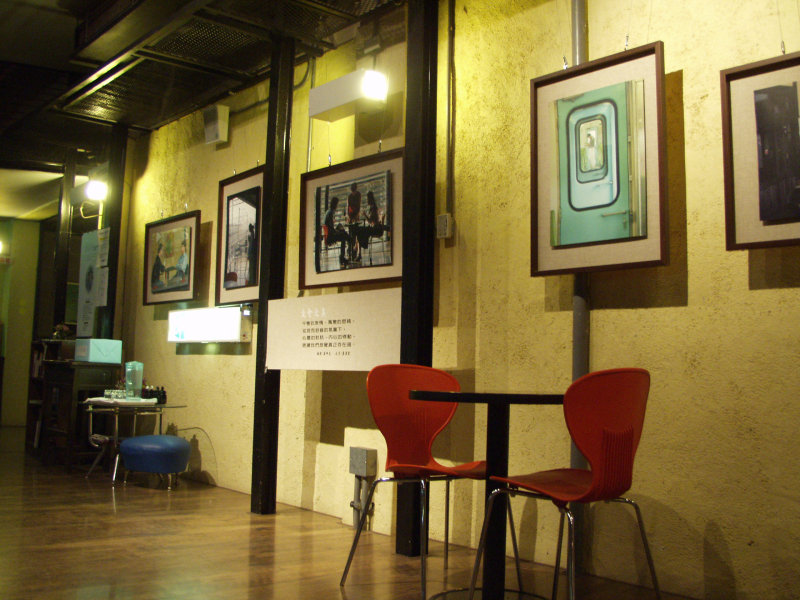 台中20號倉庫藝術特區藝術村2000年至2003年橘園經營時期夜晚的咖啡廳景緻攝影照片2