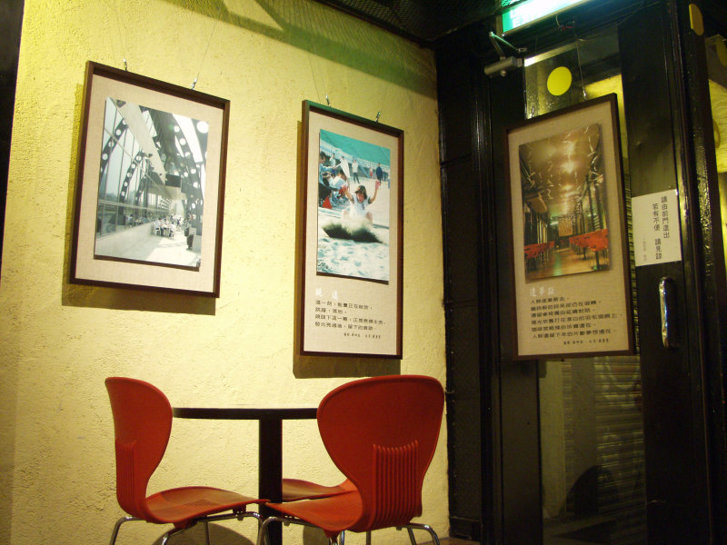 台中20號倉庫藝術特區藝術村2000年至2003年橘園經營時期夜晚的咖啡廳景緻攝影照片3