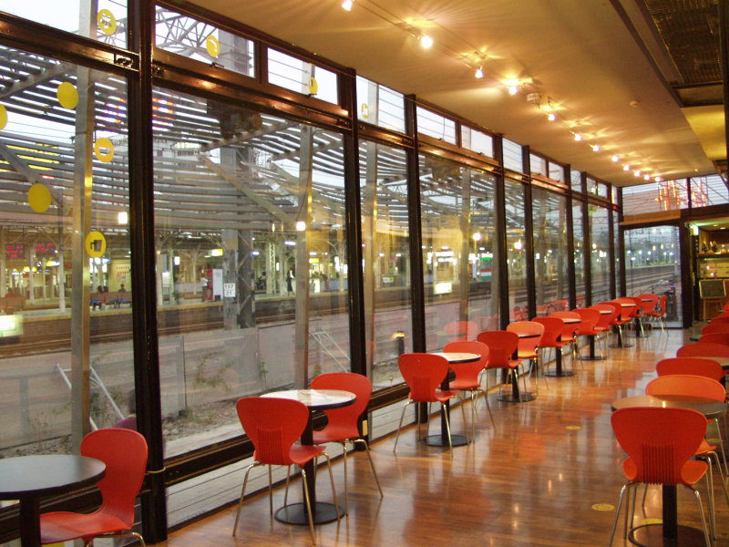 台中20號倉庫藝術特區藝術村2000年至2003年橘園經營時期夜晚的咖啡廳景緻攝影照片4