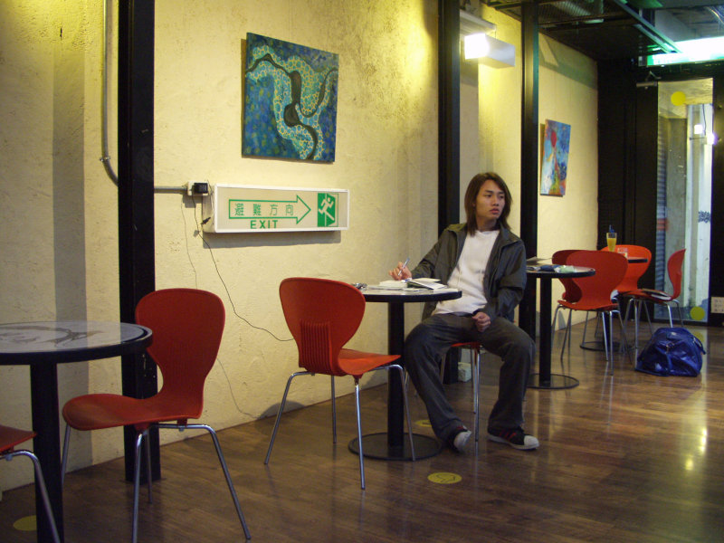 台中20號倉庫藝術特區藝術村2000年至2003年橘園經營時期夜晚的咖啡廳景緻攝影照片11