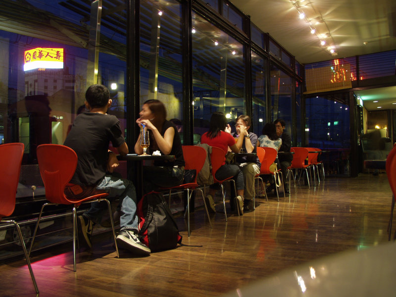 台中20號倉庫藝術特區藝術村2000年至2003年橘園經營時期夜晚的咖啡廳景緻攝影照片18