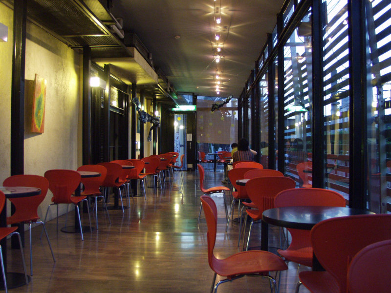 台中20號倉庫藝術特區藝術村2000年至2003年橘園經營時期夜晚的咖啡廳景緻攝影照片19