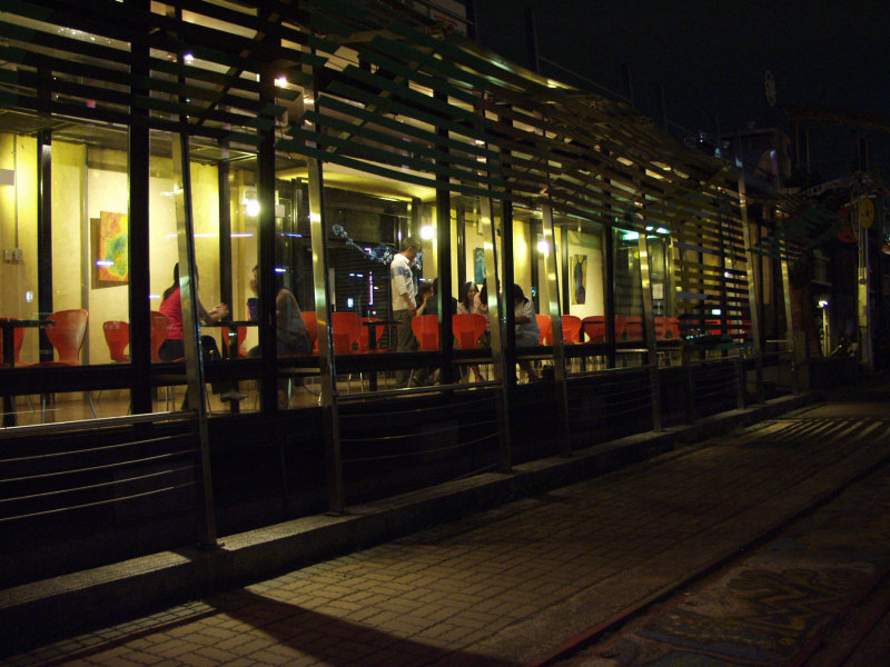 台中20號倉庫藝術特區藝術村2000年至2003年橘園經營時期夜晚的咖啡廳景緻攝影照片20