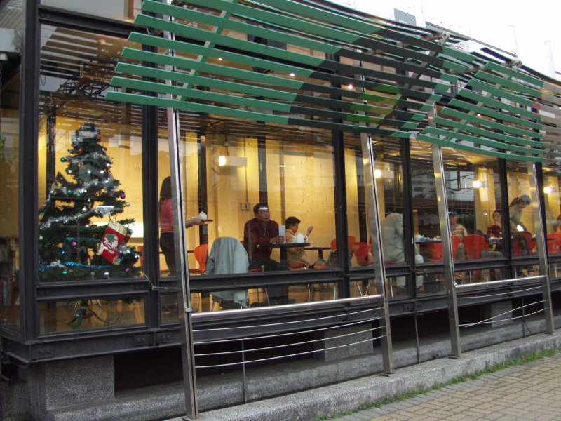 台中20號倉庫藝術特區藝術村2000年至2003年橘園經營時期夜晚的咖啡廳景緻攝影照片22