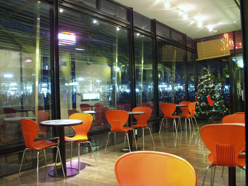台中20號倉庫藝術特區藝術村2000年至2003年橘園經營時期夜晚的咖啡廳景緻攝影照片23