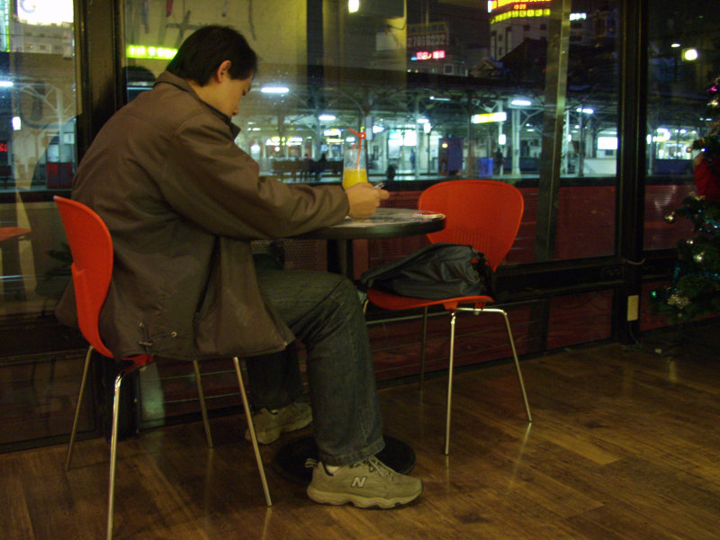 台中20號倉庫藝術特區藝術村2000年至2003年橘園經營時期夜晚的咖啡廳景緻攝影照片24