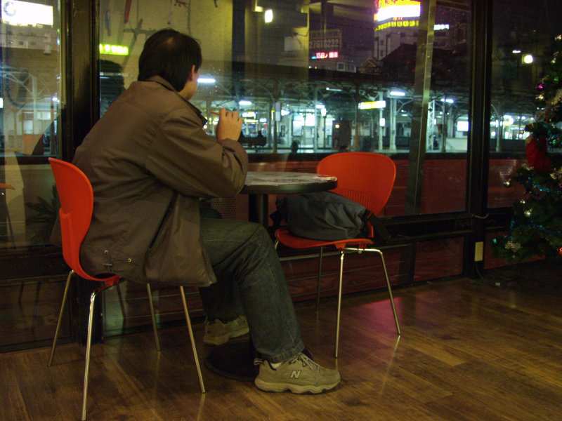 台中20號倉庫藝術特區藝術村2000年至2003年橘園經營時期夜晚的咖啡廳景緻攝影照片25