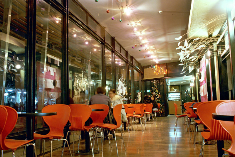台中20號倉庫藝術特區藝術村2000年至2003年橘園經營時期夜晚的咖啡廳景緻攝影照片27