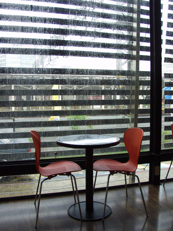 台中20號倉庫藝術特區藝術村2000年至2003年橘園經營時期雨天的咖啡廳攝影照片16