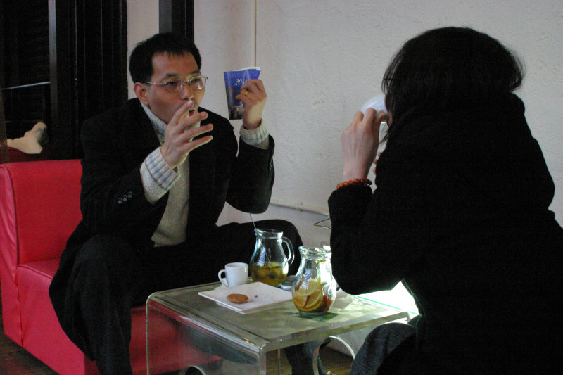 台中20號倉庫藝術特區藝術村2003年至2006年加崙工作室(大開劇團)時期咖啡廳攝影拍照聊天表情(2)2005-01-01攝影照片3