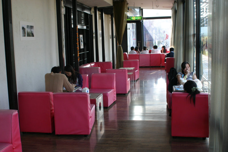 台中20號倉庫藝術特區藝術村2003年至2006年加崙工作室(大開劇團)時期白天的咖啡廳景緻攝影照片20
