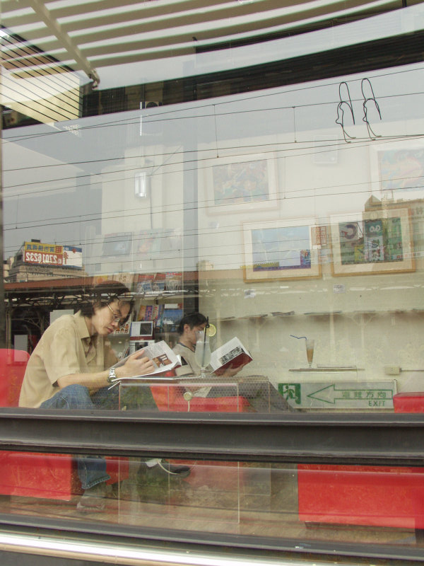 台中20號倉庫藝術特區藝術村2003年至2006年加崙工作室(大開劇團)時期白天的咖啡廳景緻攝影照片162