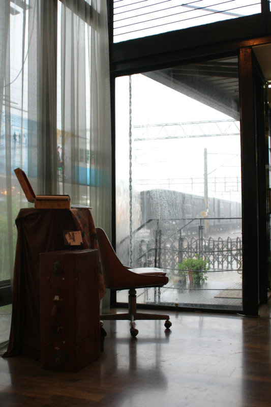 台中20號倉庫藝術特區藝術村2003年至2006年加崙工作室(大開劇團)時期雨天的咖啡廳攝影照片1