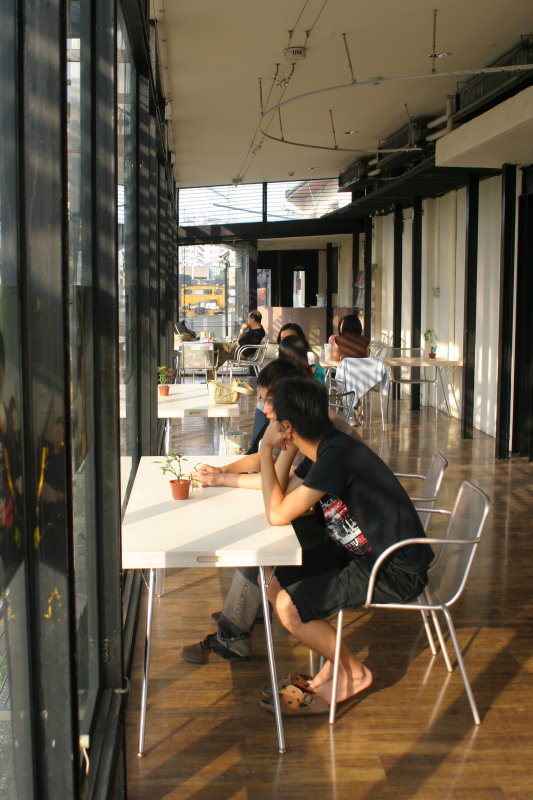 台中20號倉庫藝術特區藝術村2006年5月至8月文建會接管時期咖啡館室內佈置完成攝影照片2
