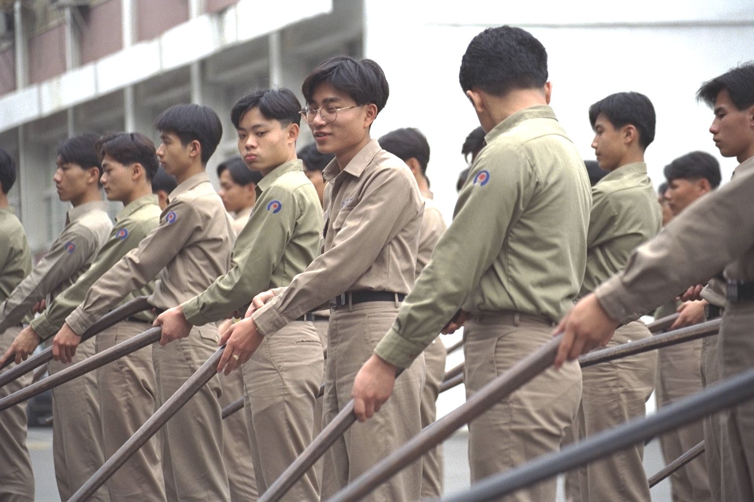 嶺東中學校園老照片資訊科同學們的軍訓課