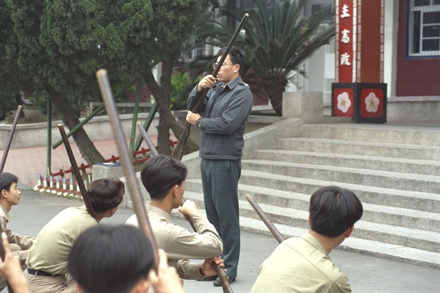嶺東中學校園老照片資訊科同學們的軍訓課