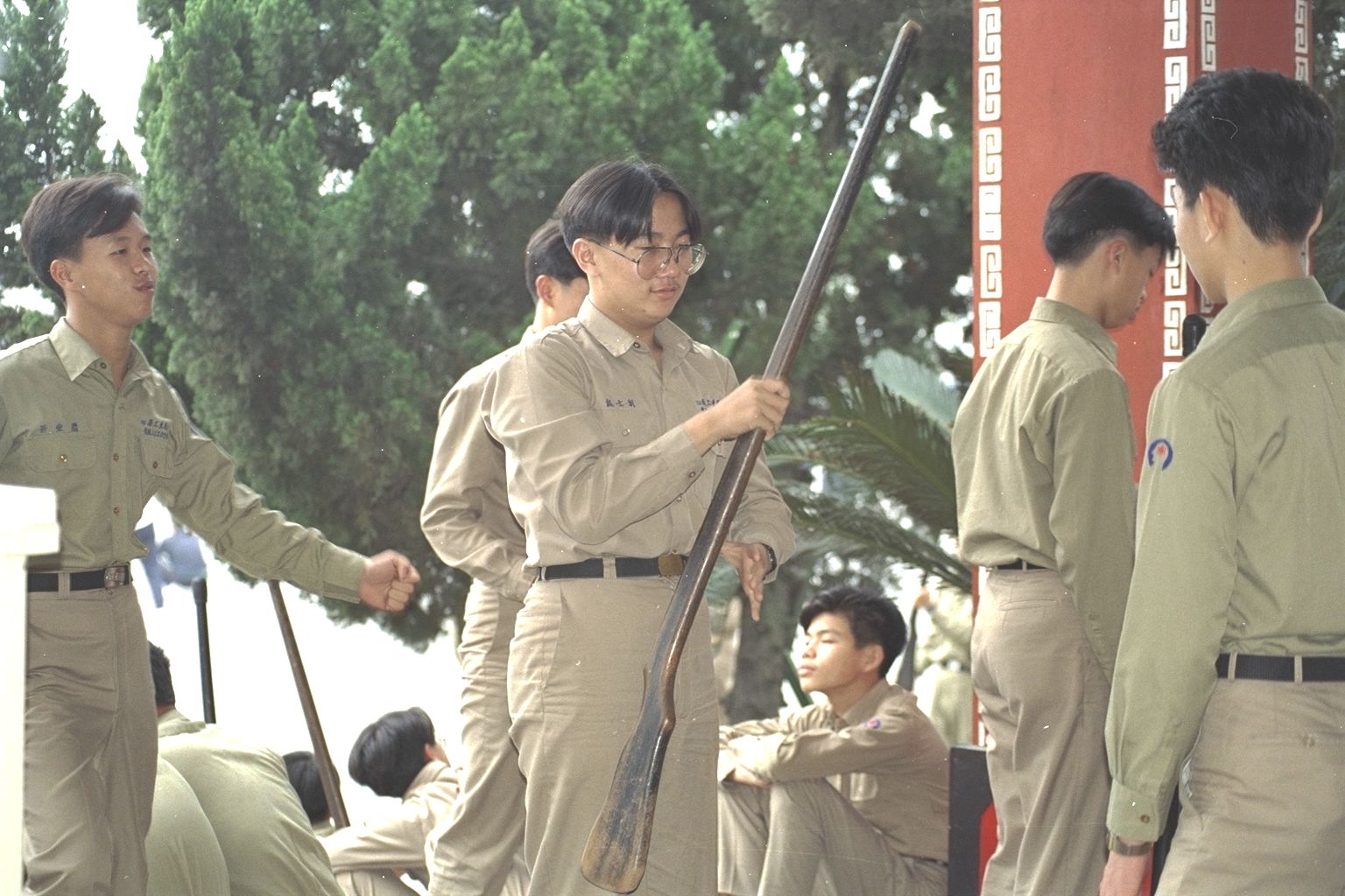 嶺東中學校園老照片資訊科同學們的軍訓課