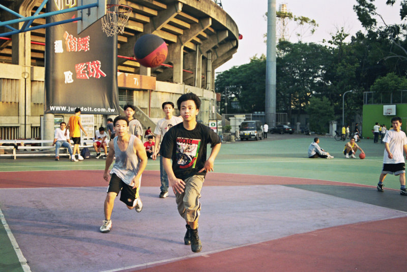 台灣體育運動大學運動攝影夏天的籃球場(台中體育場)假日籃球場攝影照片1