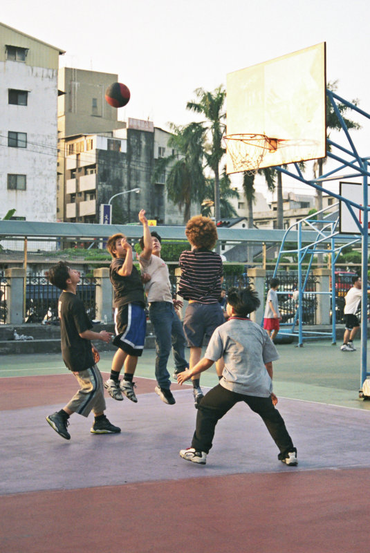 台灣體育運動大學運動攝影夏天的籃球場(台中體育場)假日籃球場攝影照片4