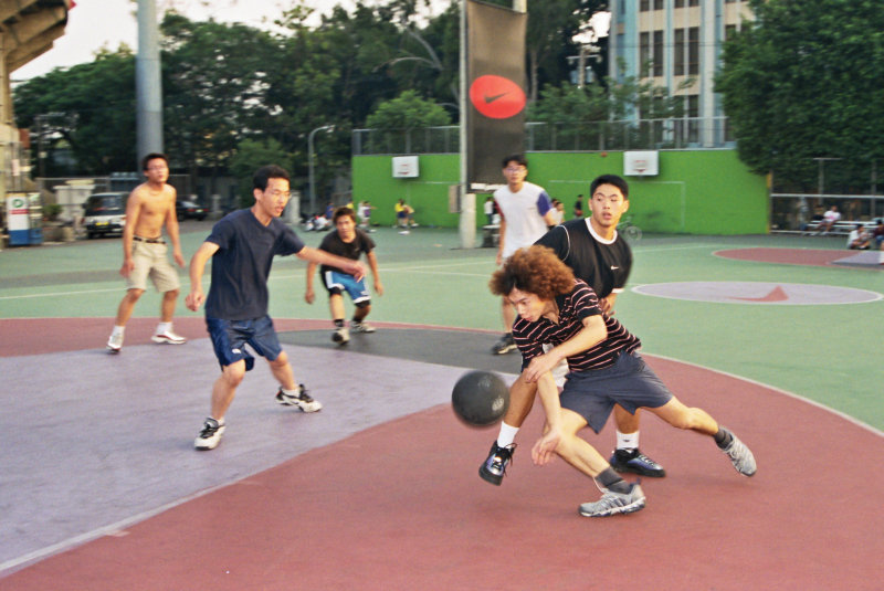 台灣體育運動大學運動攝影夏天的籃球場(台中體育場)假日籃球場攝影照片7