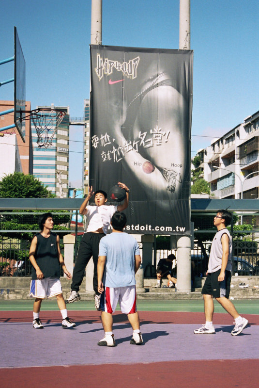 台灣體育運動大學運動攝影夏天的籃球場(台中體育場)假日籃球場攝影照片9