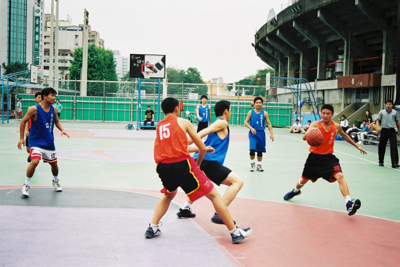 台灣體育運動大學運動攝影夏天的籃球場(台中體育場)激鬥籃球系列2(假日籃球賽)攝影照片3