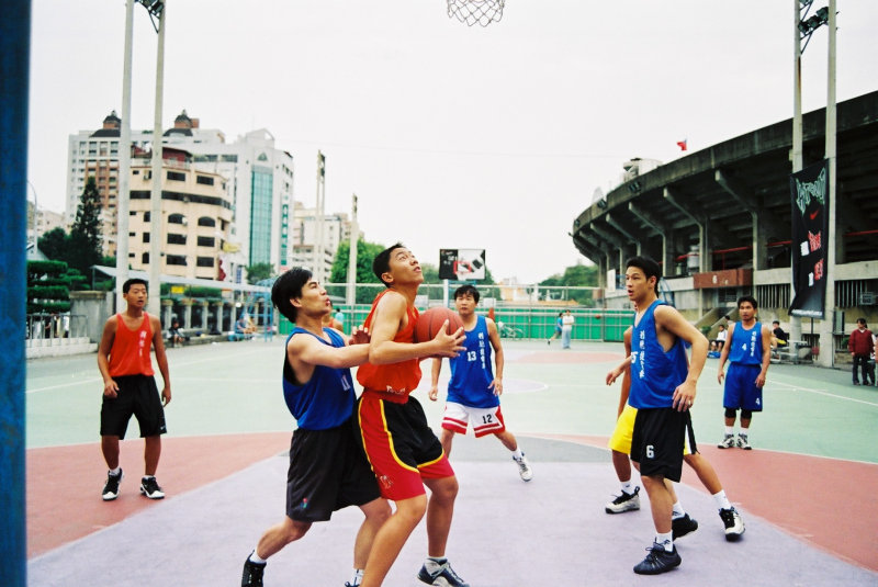 台灣體育運動大學運動攝影夏天的籃球場(台中體育場)激鬥籃球系列2(假日籃球賽)攝影照片5