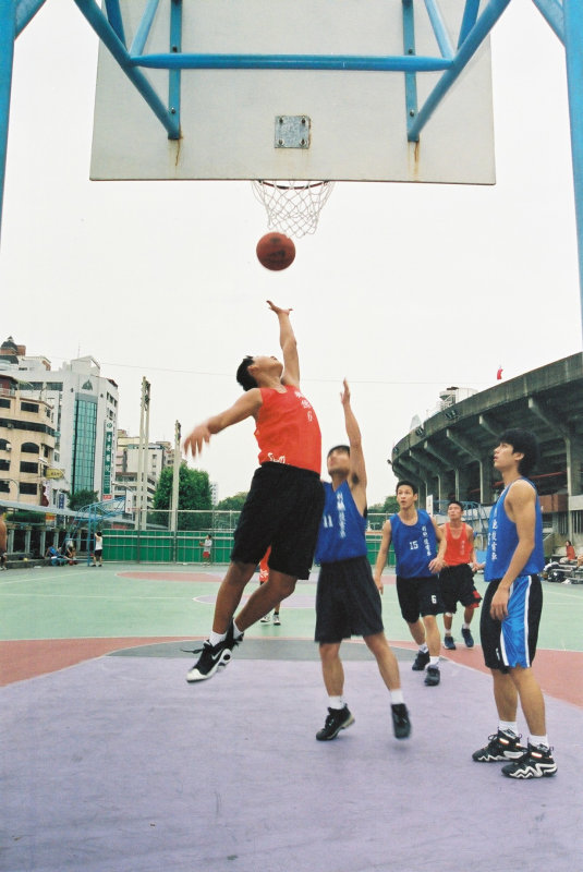 台灣體育運動大學運動攝影夏天的籃球場(台中體育場)激鬥籃球系列2(假日籃球賽)攝影照片7