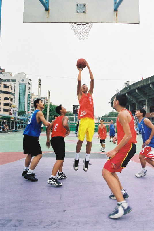 台灣體育運動大學運動攝影夏天的籃球場(台中體育場)激鬥籃球系列2(假日籃球賽)攝影照片9