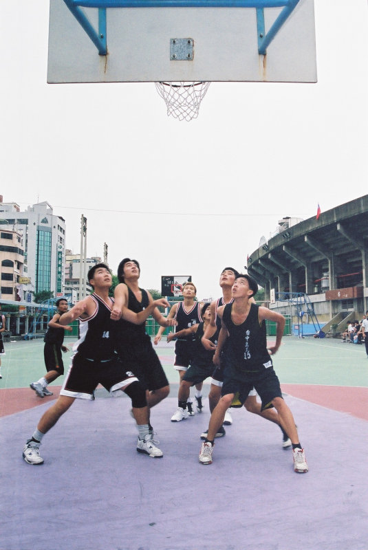 台灣體育運動大學運動攝影夏天的籃球場(台中體育場)激鬥籃球系列3(假日籃球賽)攝影照片1