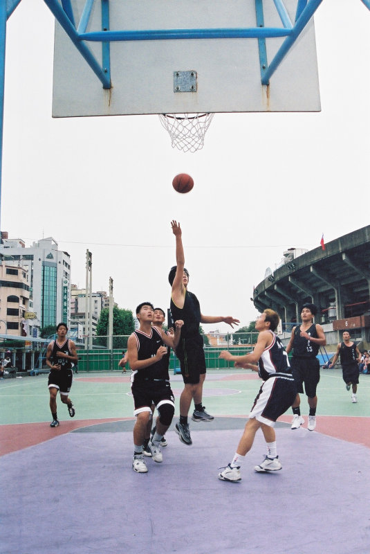 台灣體育運動大學運動攝影夏天的籃球場(台中體育場)激鬥籃球系列3(假日籃球賽)攝影照片2