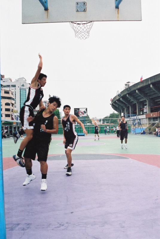 台灣體育運動大學運動攝影夏天的籃球場(台中體育場)激鬥籃球系列3(假日籃球賽)攝影照片3
