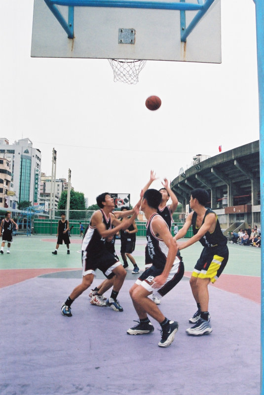 台灣體育運動大學運動攝影夏天的籃球場(台中體育場)激鬥籃球系列3(假日籃球賽)攝影照片4