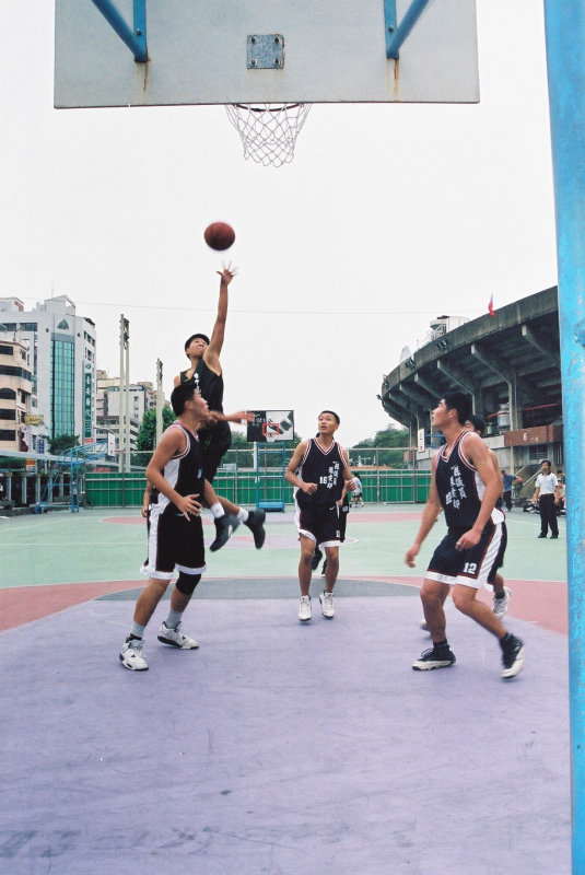 台灣體育運動大學運動攝影夏天的籃球場(台中體育場)激鬥籃球系列3(假日籃球賽)攝影照片6