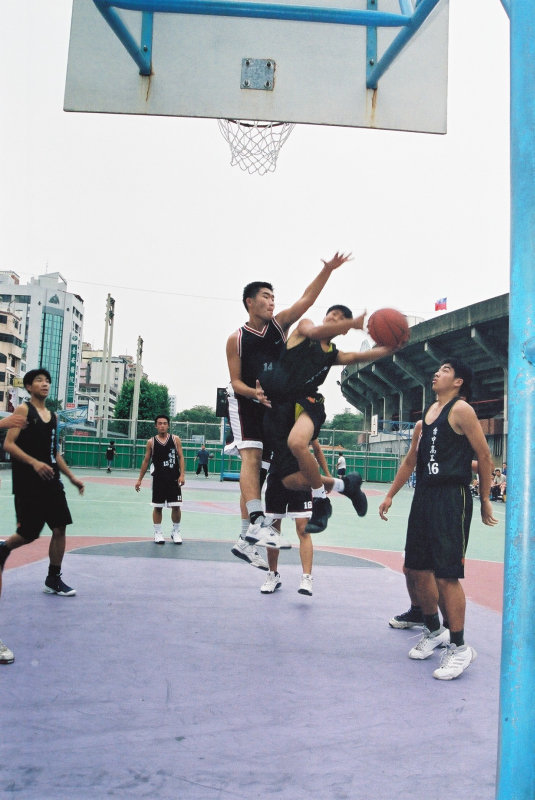 台灣體育運動大學運動攝影夏天的籃球場(台中體育場)激鬥籃球系列3(假日籃球賽)攝影照片8