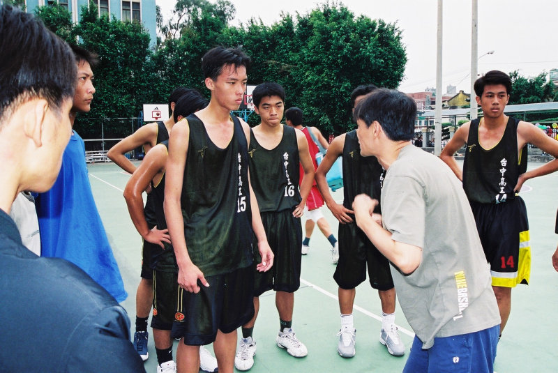台灣體育運動大學運動攝影夏天的籃球場(台中體育場)激鬥籃球系列3(假日籃球賽)攝影照片10