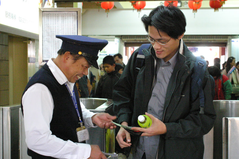 台灣鐵路旅遊攝影台中火車站剪票口2005-02-13攝影照片34