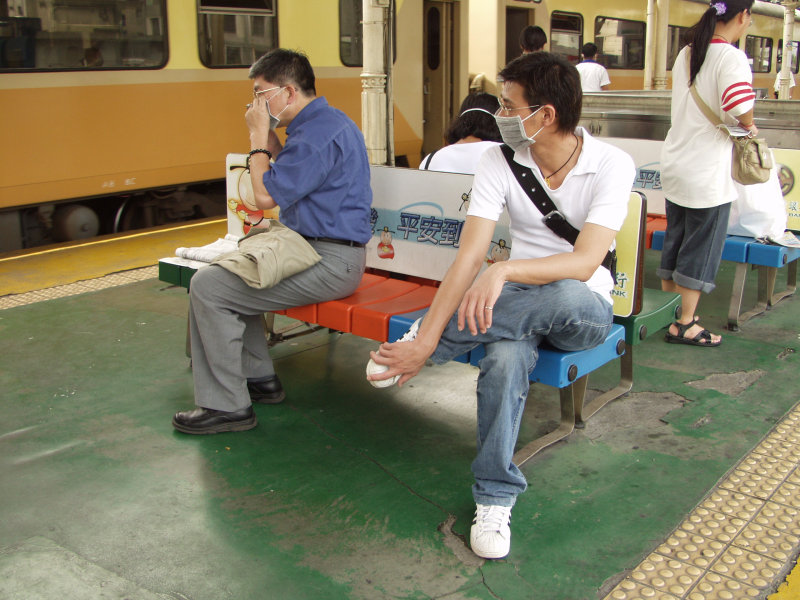 台灣鐵路旅遊攝影台中火車站月台2003年SRAS期間攝影照片5