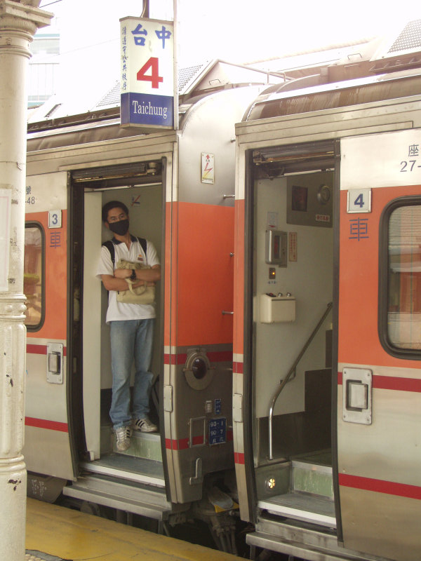 台灣鐵路旅遊攝影台中火車站月台2003年SRAS期間攝影照片26